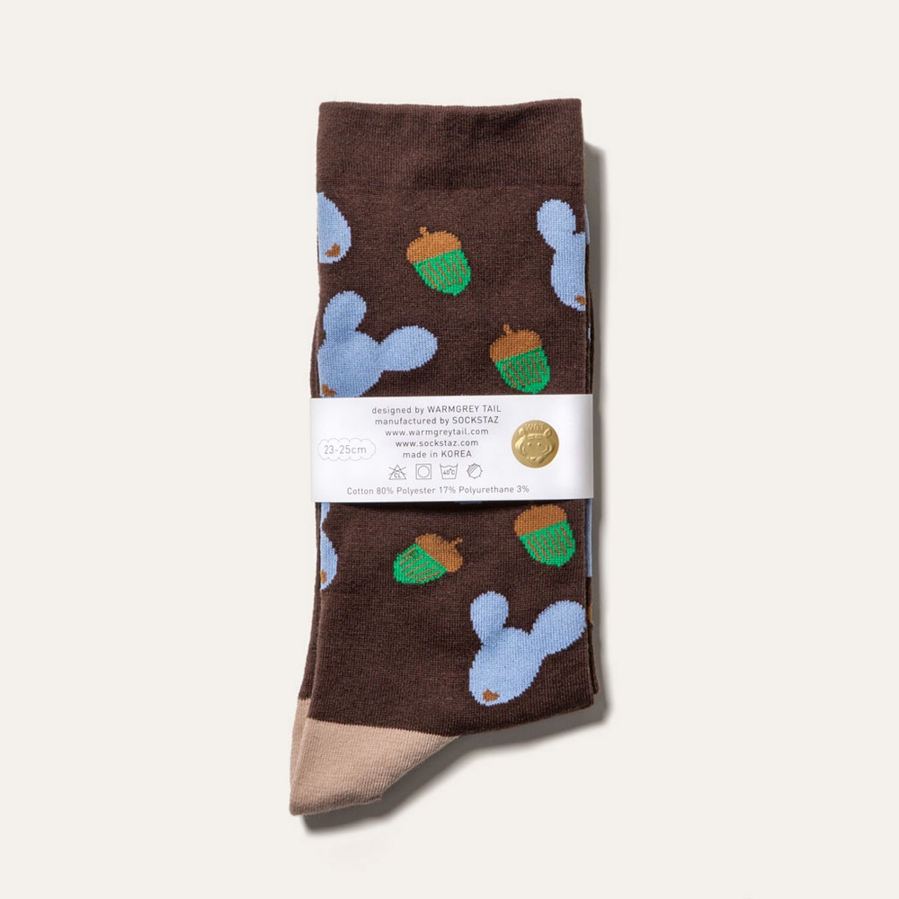 Warmgreytail Socken Dotori Life Brown mit Eichhoernchen und Eichel Motiv in Verpackung.